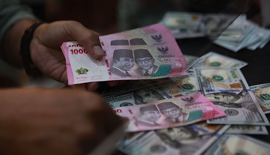 Rupiah Masih Tertekan, Dolar AS Diprediksi Enggan Turun ke Bawah Rp17.000